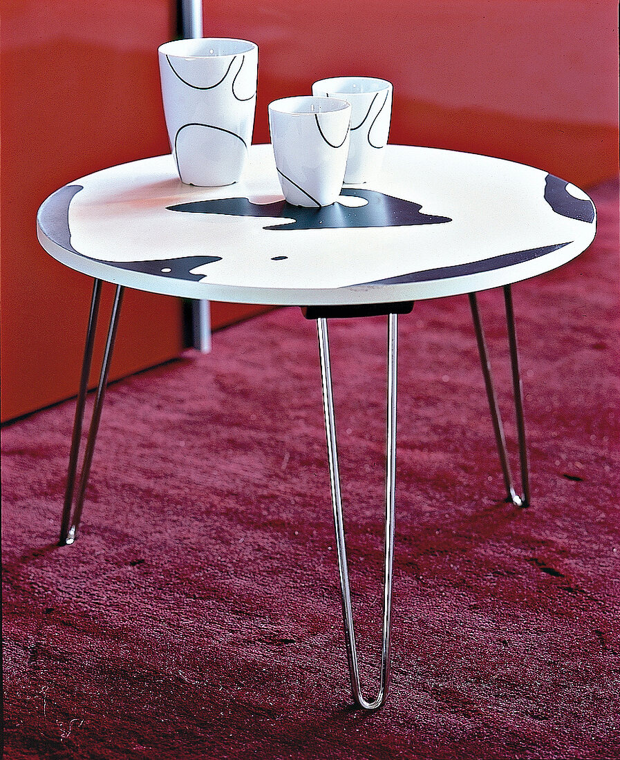 Runder Tisch mit schwarz - weiß gemusterter MDF - Platte