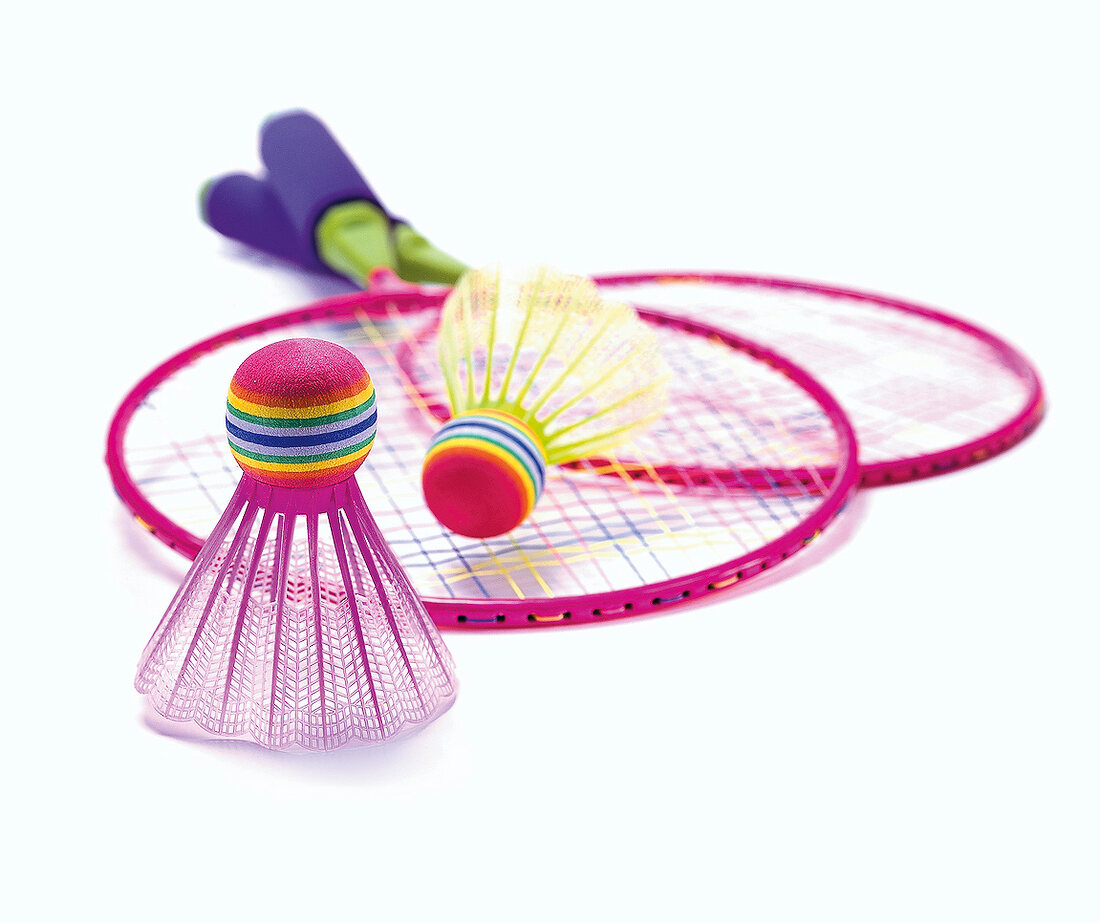 Badmintonschläger und -bälle 