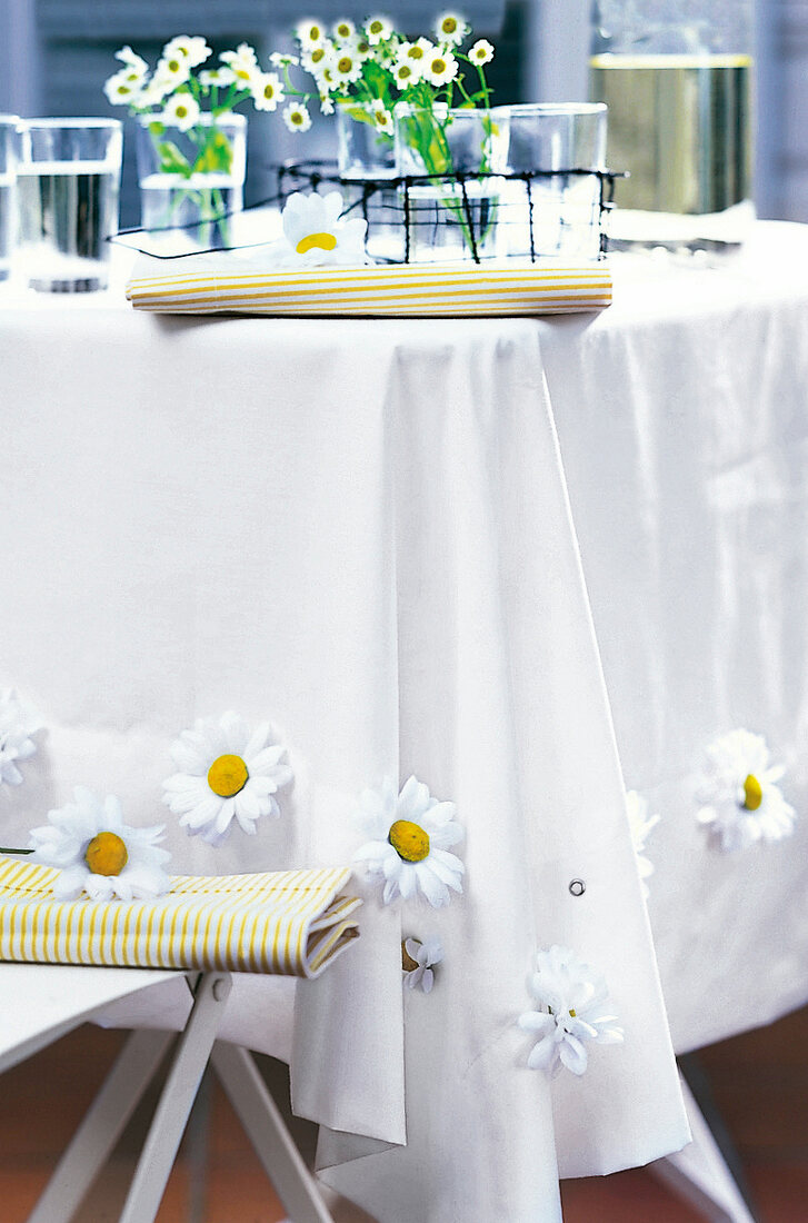 lange, weiße Tischdecke dekoriert mit Blüten, Blueten