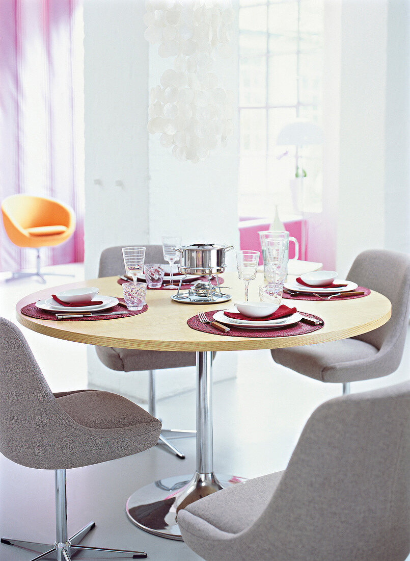 gedeckter Esstisch, Tisch gedeckt mit Fondue Besteck, 4 graue Sessel