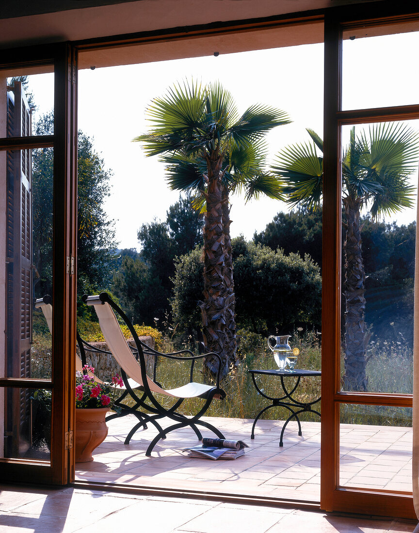 Terrasse mit Eisenmöbeln und Blick in die Landschaft, Mallorca
