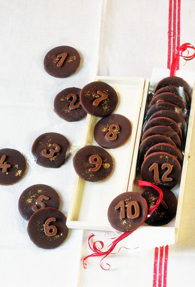 Pfefferminztaler mit Zahlen aus Schokolade als Adventskalender
