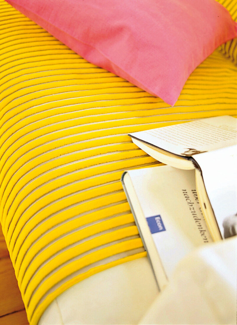 Weißes Sofa mit gelben Stoffbahnen neu dekoriert, Detail, "nachher"