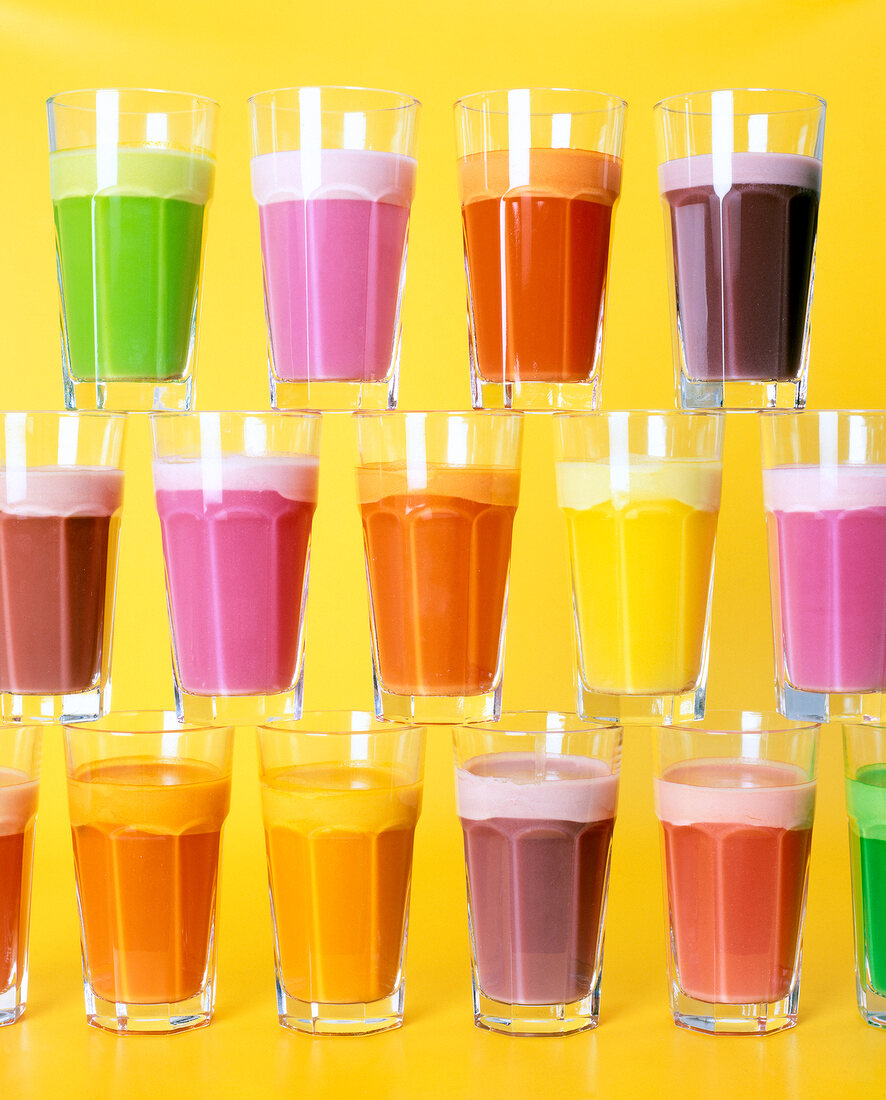 Diät-Drinks gestapelt in diversen Gläsern, bunt, Hintergrund gelb