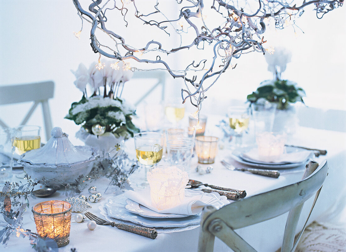 Weihnachtlich gedeckter Tisch, Deko Weihnachtsdekoration in weiß, silber