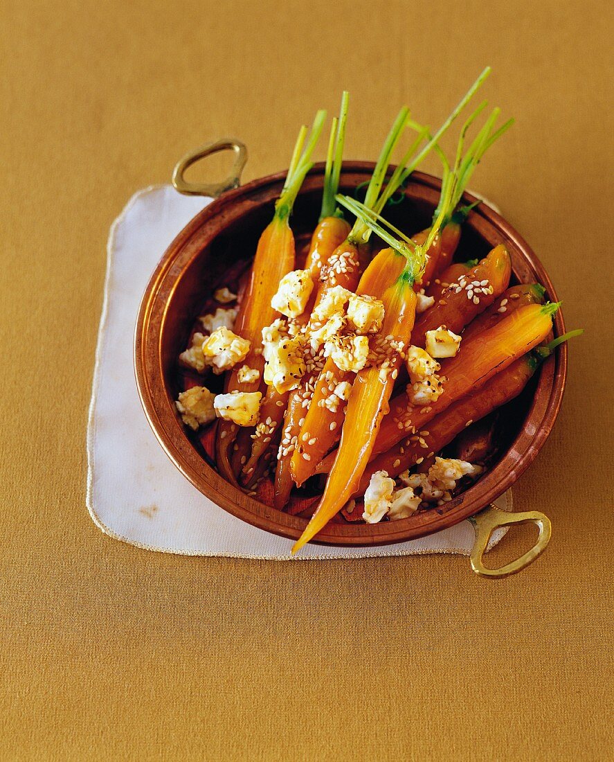 Gratinated honey-glazed carrots with sheep's cheese, orange and sesame seeds
