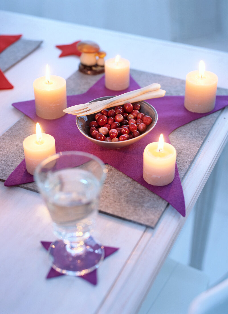Weihnachtlich gedeckter Tisch, Deko Weihnachtsdekoration, Kerzen, Detail