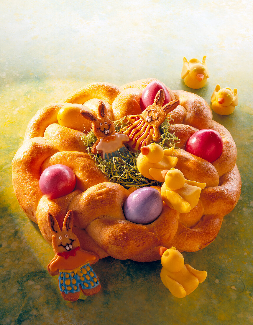 Bread wreath with painted eggs, Easter bunnies, ducks and biscuits