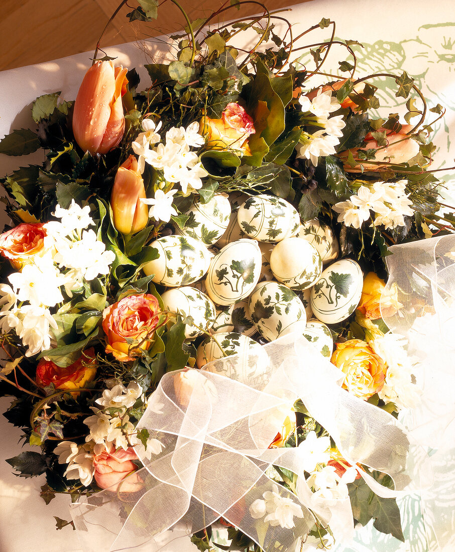 Blumenkranz mit Tulpen, Rosen und be malten Ostereiern