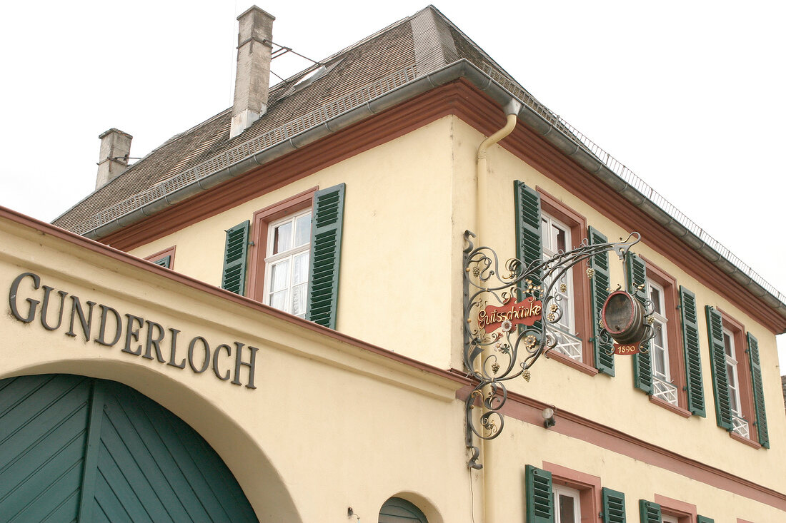 Gunderloch Weingut mit Weinverkauf Gutsausschank in Nackenheim Rheinland-Pfalz