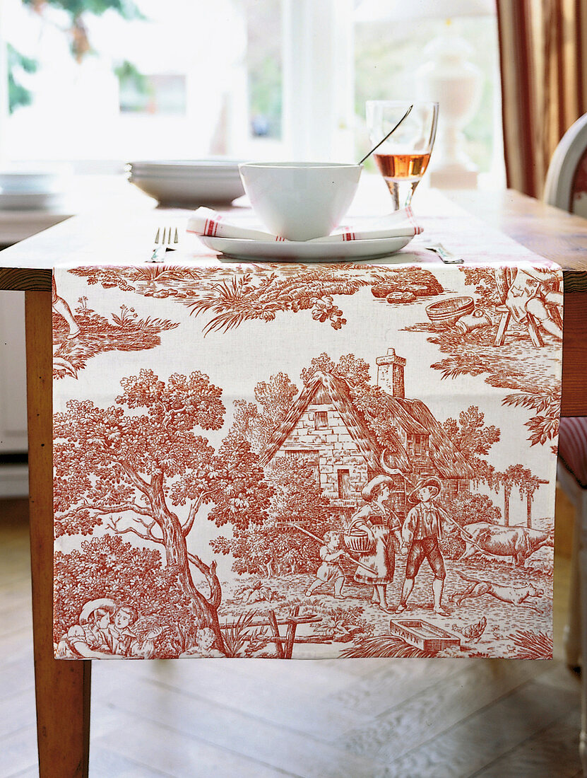 Tischläufer, rot-weiß, mit Toile de Jouy Muster, Tischdecke auf Tisch