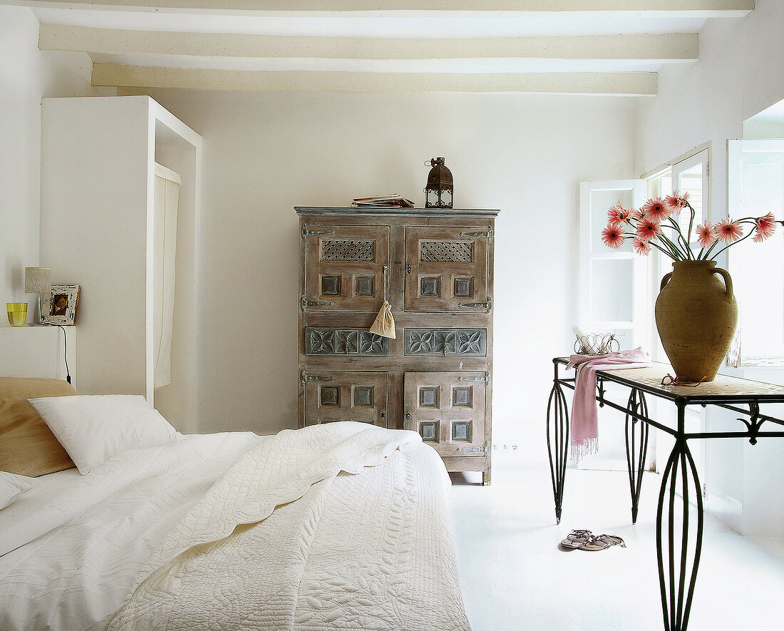 Schlafzimmer auf Mallorca, mallorquinischer Stil Bett + Kommode