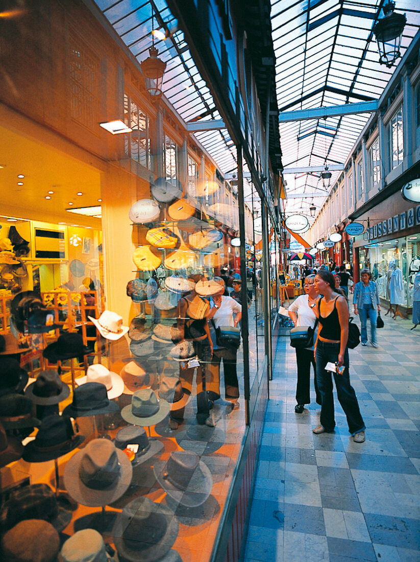 Typische Einkaufspassage mit kleinen Geschäften in Lyon