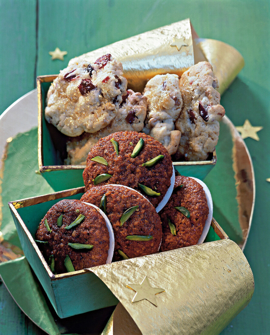 Cranberry-Cookies und Lebkuchen in goldener Schale