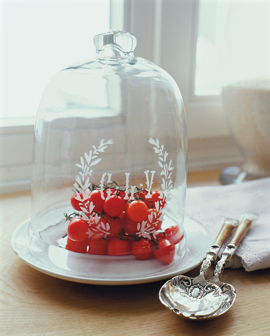 Glasglocke mit Monogramm und Lorbeerkranz, Tomaten