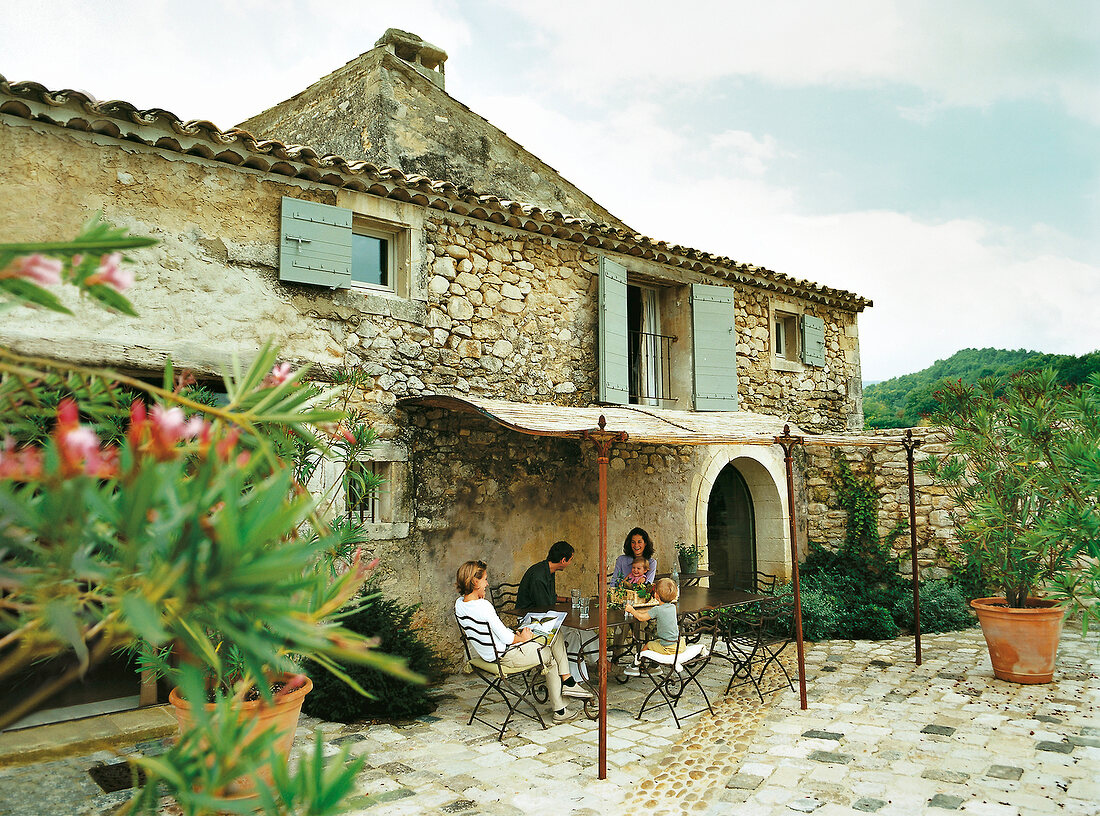 Familie auf einer Terrasse in einem Landhaus in der Provence, Grenache