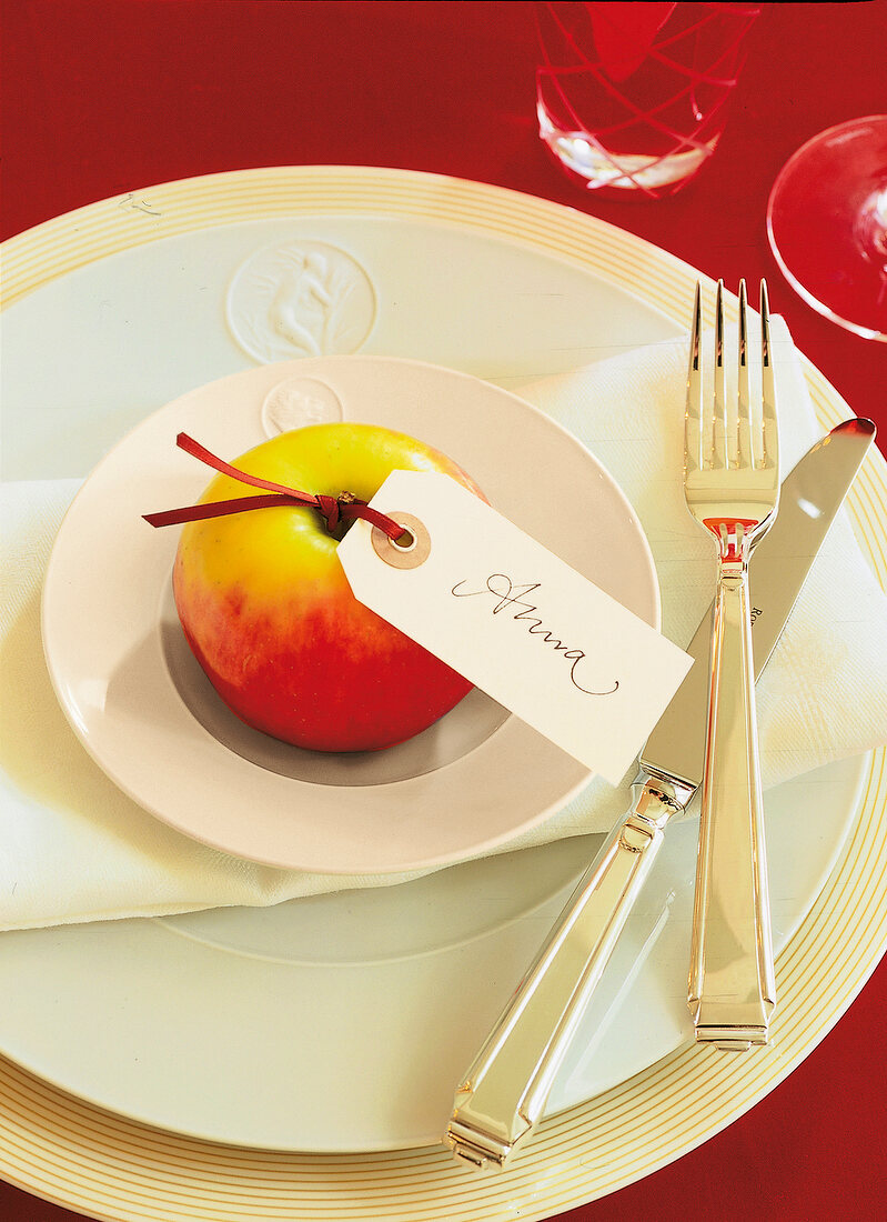 Apfel mit Namenskarte auf Teller, Platzanweiser, weihnachtlich