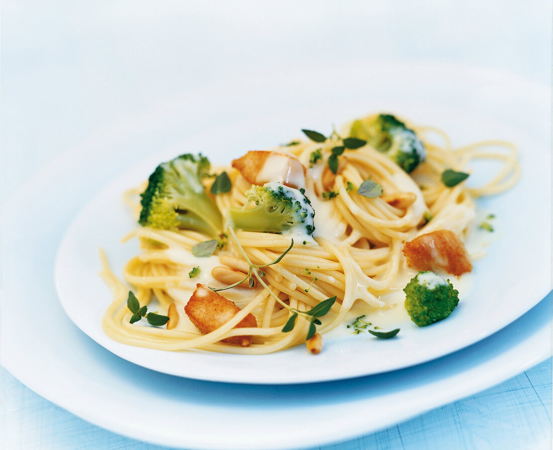 Spaghetti mit Brokkoli und Zitronrnsosse