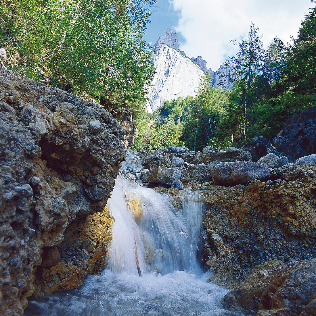 Wasserfall in einem Wandergebiet bei Seis, Süd-Tirol, Italien