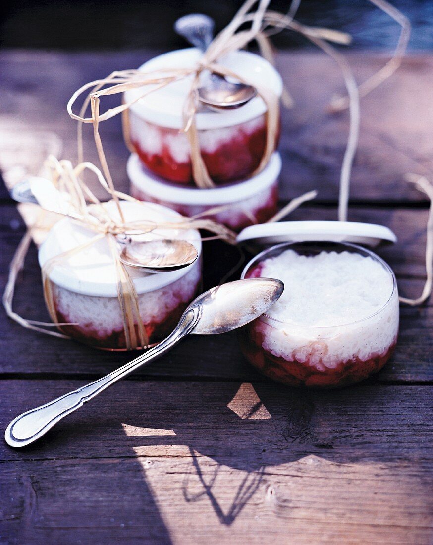 Milchreis mit Erdbeeren in Gläsern zum Picknick