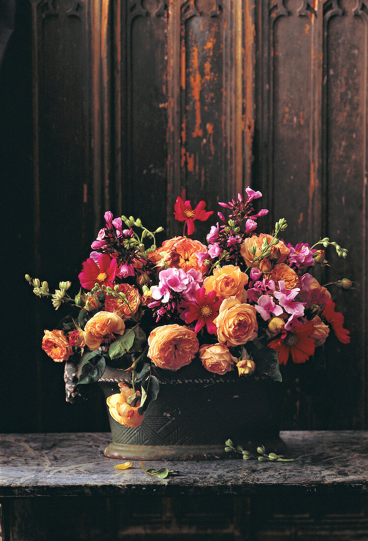Blumenstrauß mit Sommerblumen in Terrine, Dekoration, Studio, innen