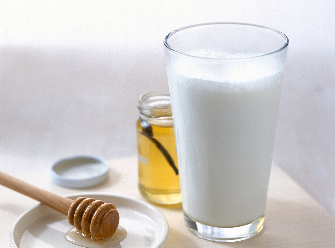 Balance. Glas Milch mit Honig