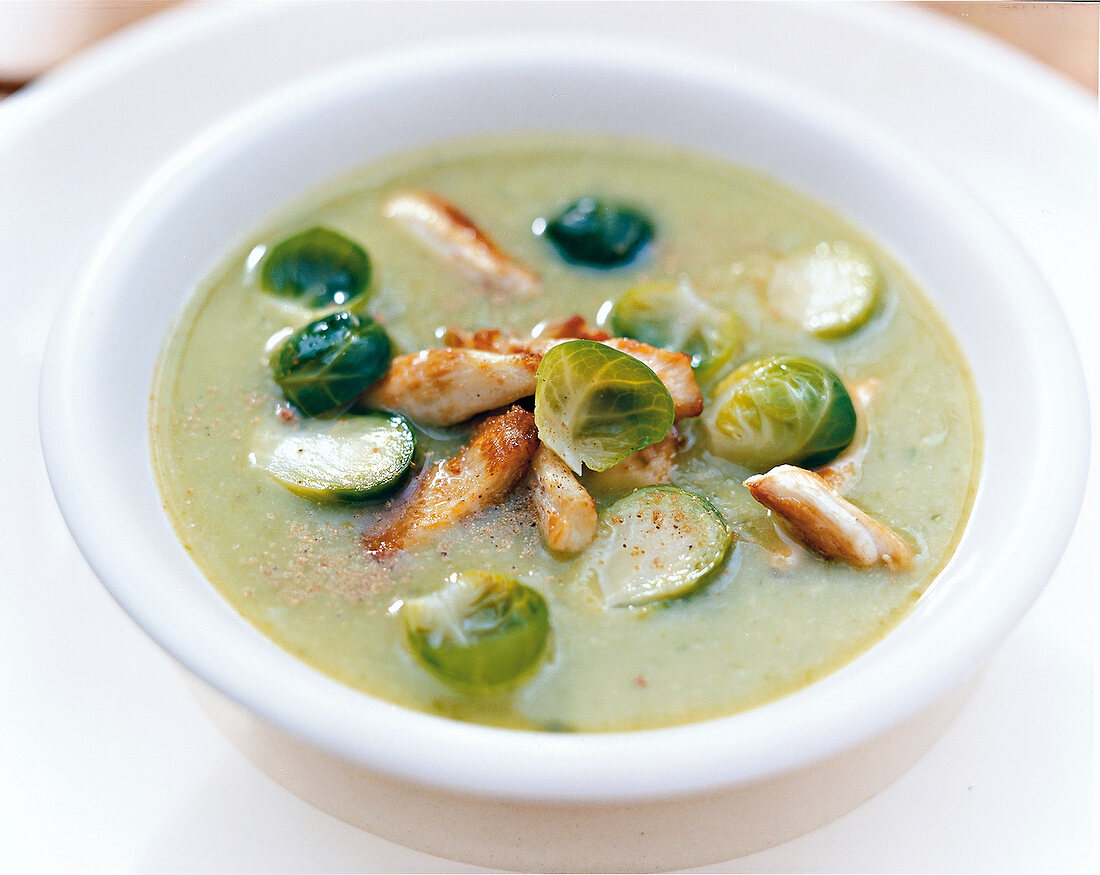 Rosenkohlcreme-Suppe mit Geflügelstreifen