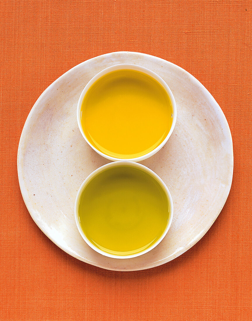 Olivenöl und Rapsöl in Schälchen