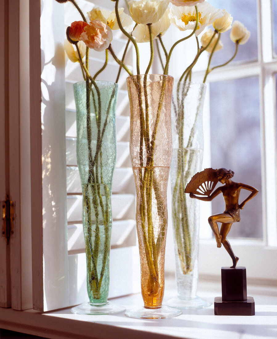 drei verschiedene Vasen mit unter - schiedlichen Farben