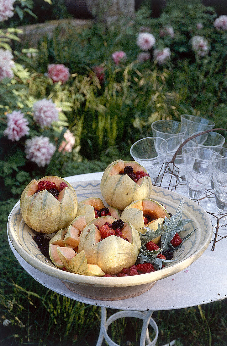 Ausgehöhlte Melonen mit frischen Früchten gefüllt