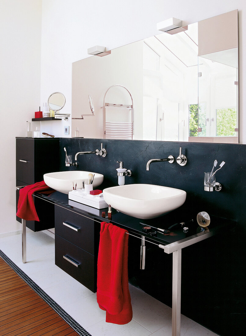 Black dashboards with two sinks in bathroom