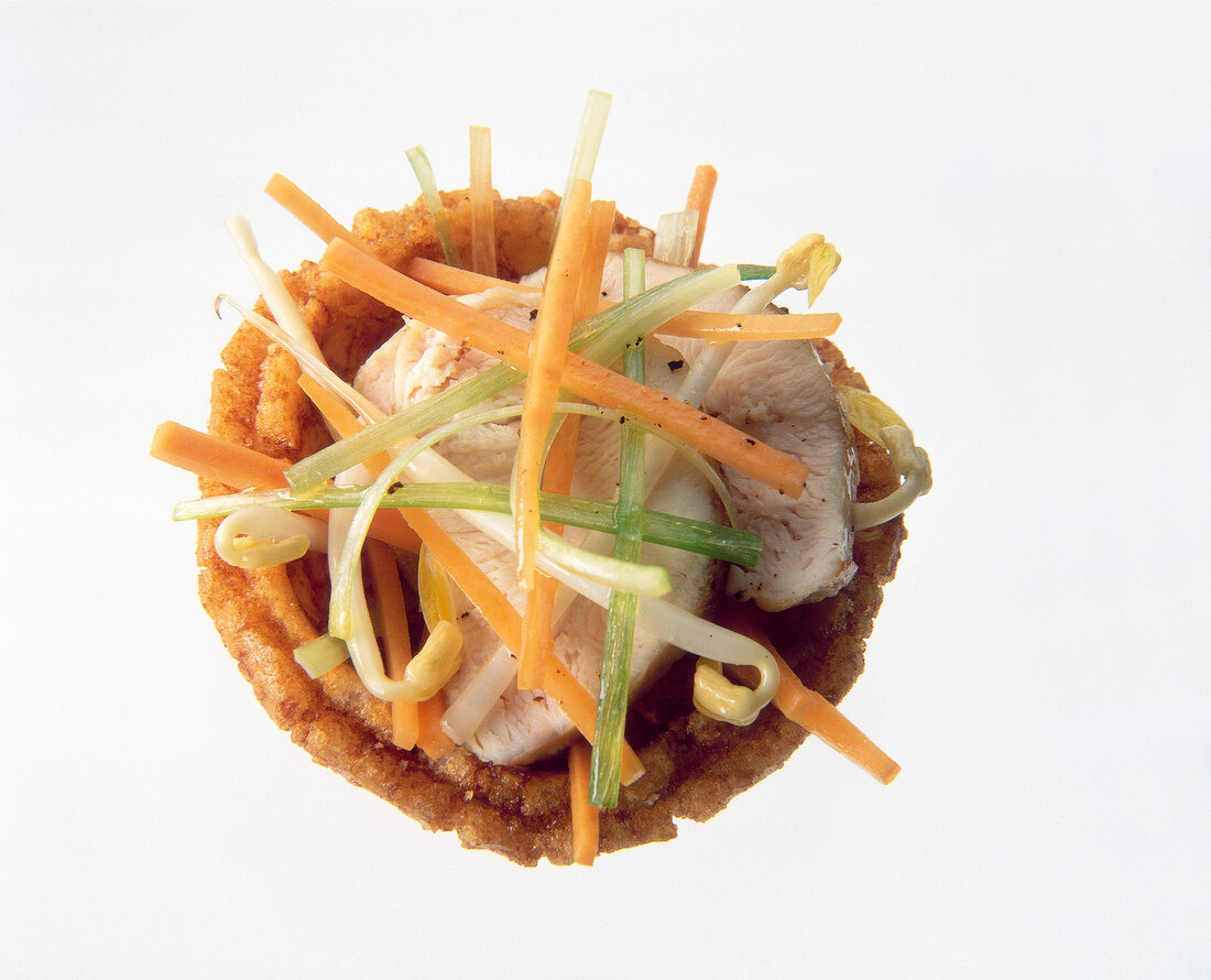 Close-up of reischalen with chicken, carrots, bean sprouts and spring onions