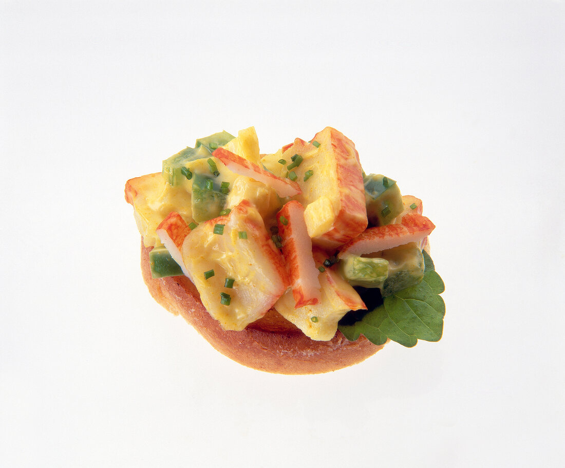 Crabmeat-Salat auf Baguettescheiben, Häppchen