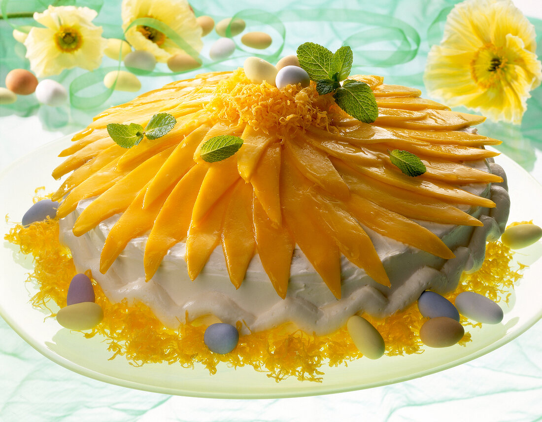 Ostertorte mit Mango und kleinen Oster-Eiern, Ostern