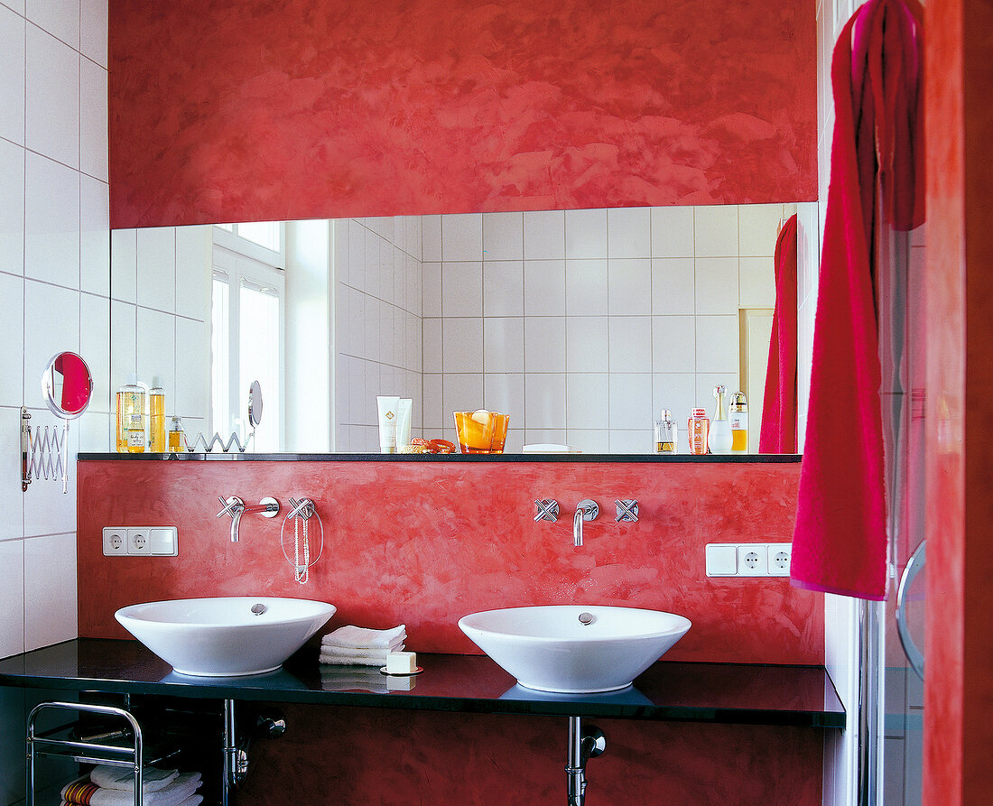 Badezimmer im mediterranen Flair, rote Wand, 2 Waschbecken