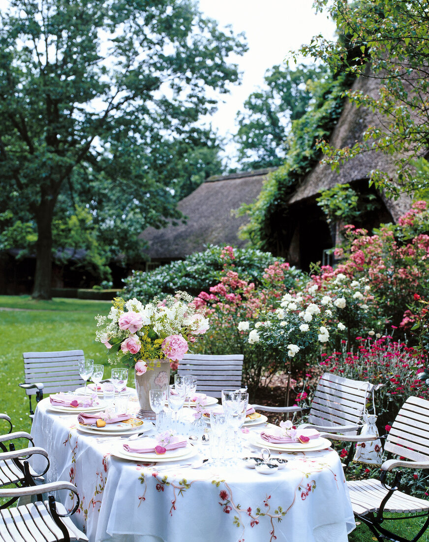 Gedeckter Hochzeitstisch im Garten, Blumenstrauß