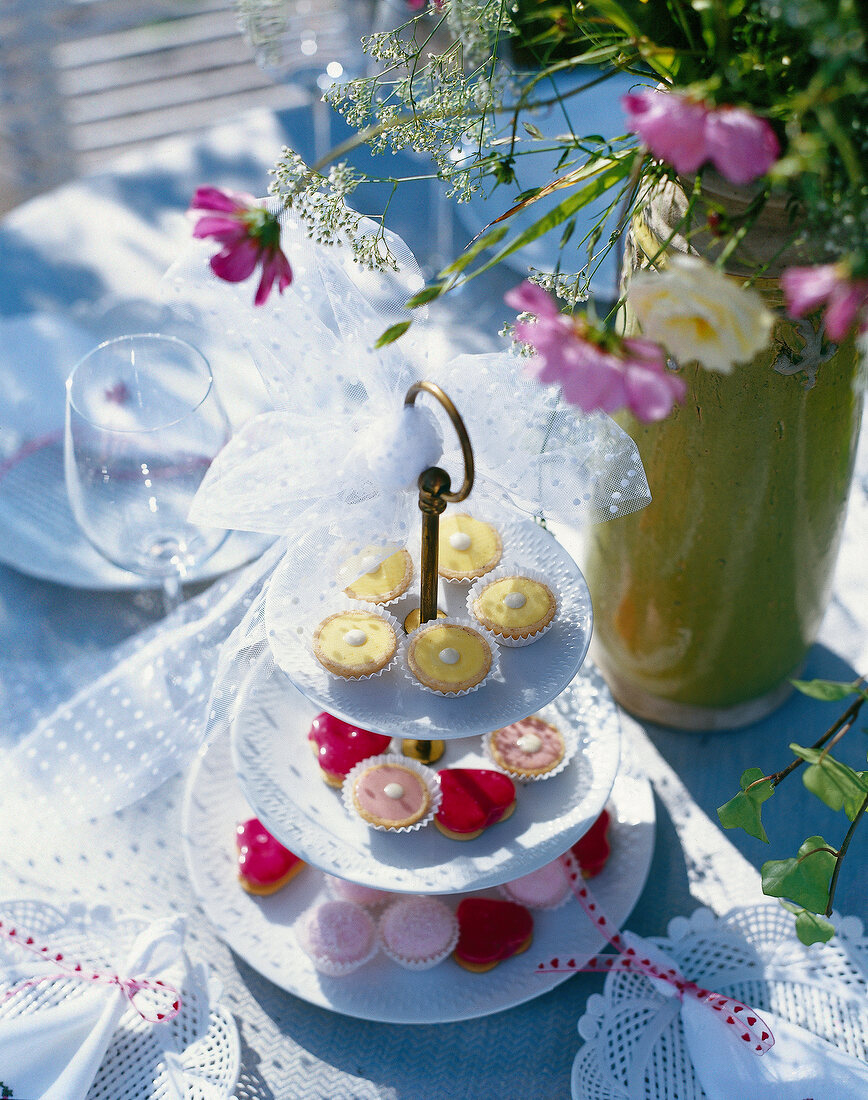 Etagere mit Keksen auf einem Hochzeitstisch