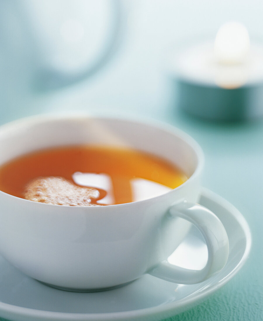 Relax!; weiße Tasse mit Tee, close up