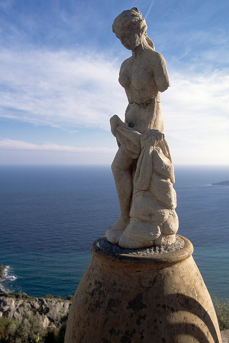 Statue am Meer, Eze, Frauenfigur, im Hintergrund - Himmel und Meer