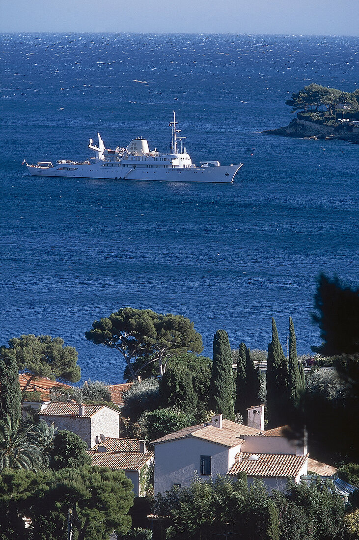Saint Jean Cap Ferrat, Blick auf die Stadt und Meer mit weißem Schiff
