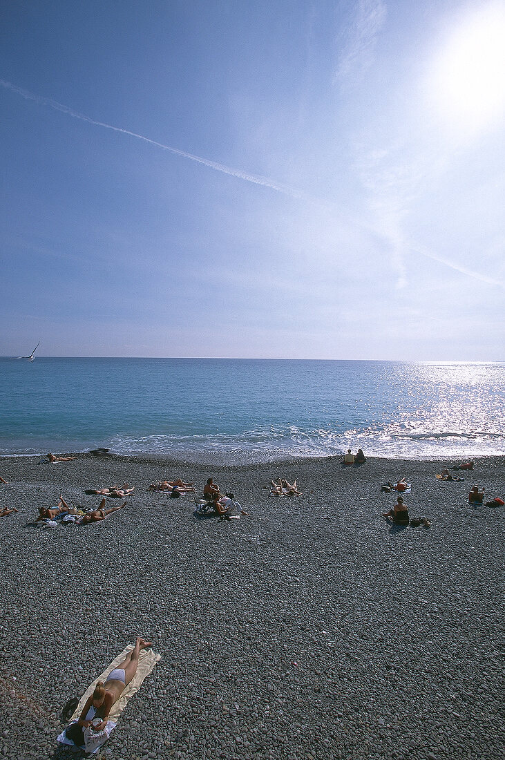 Steinstrand mit Urlaubern, Meer mit Sonnenweg, Himmel