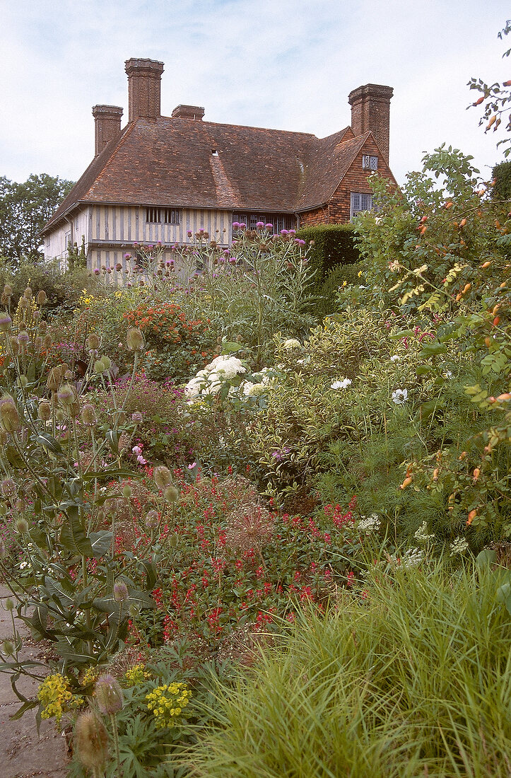 Great Dixter House: Verschiedene Blumensorten vor englischem Haus