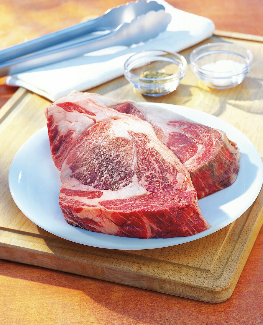 Zwei rib-eye-Steaks vom Wagyu-Rind auf einem weißen Teller