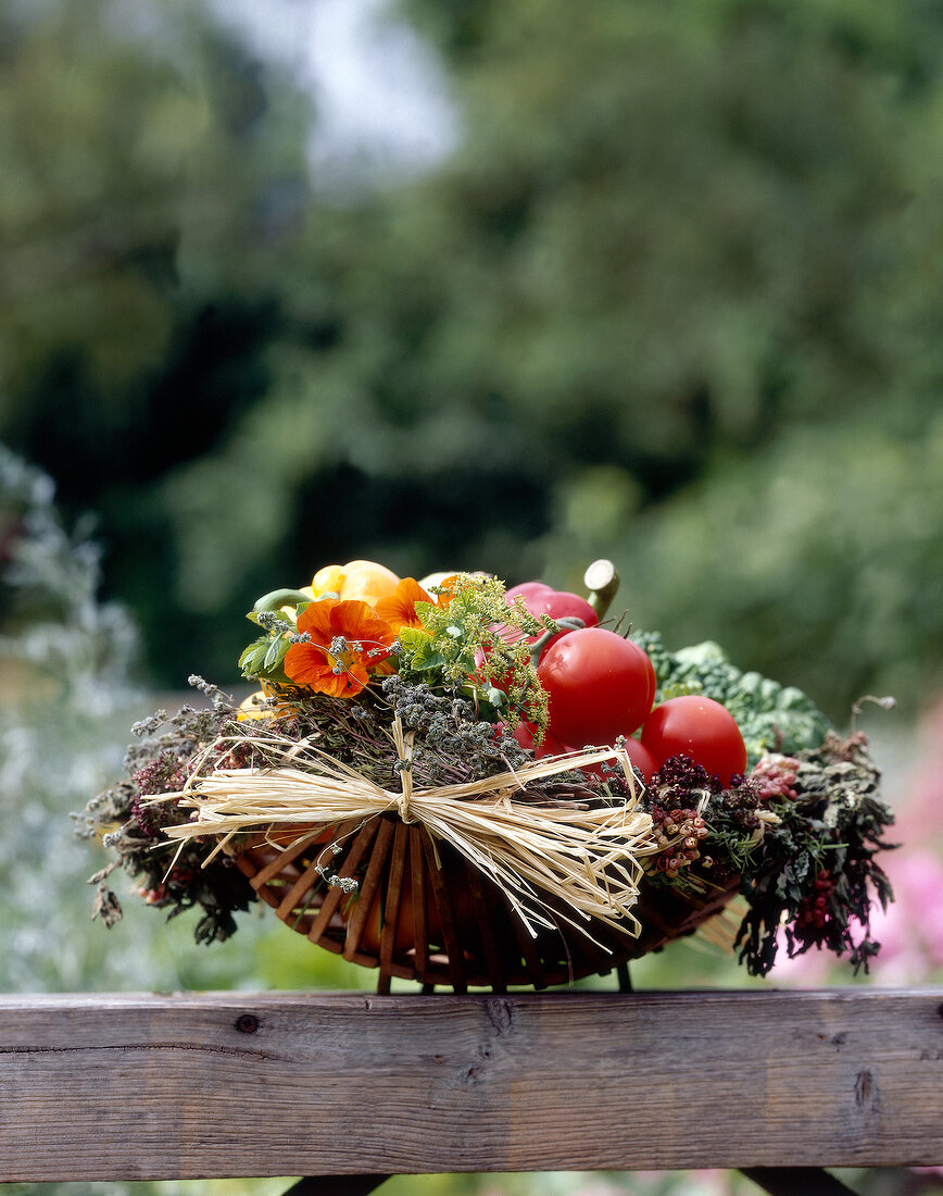 Korb mit Kräutern und Gemüse als sommerliche Deko-Idee