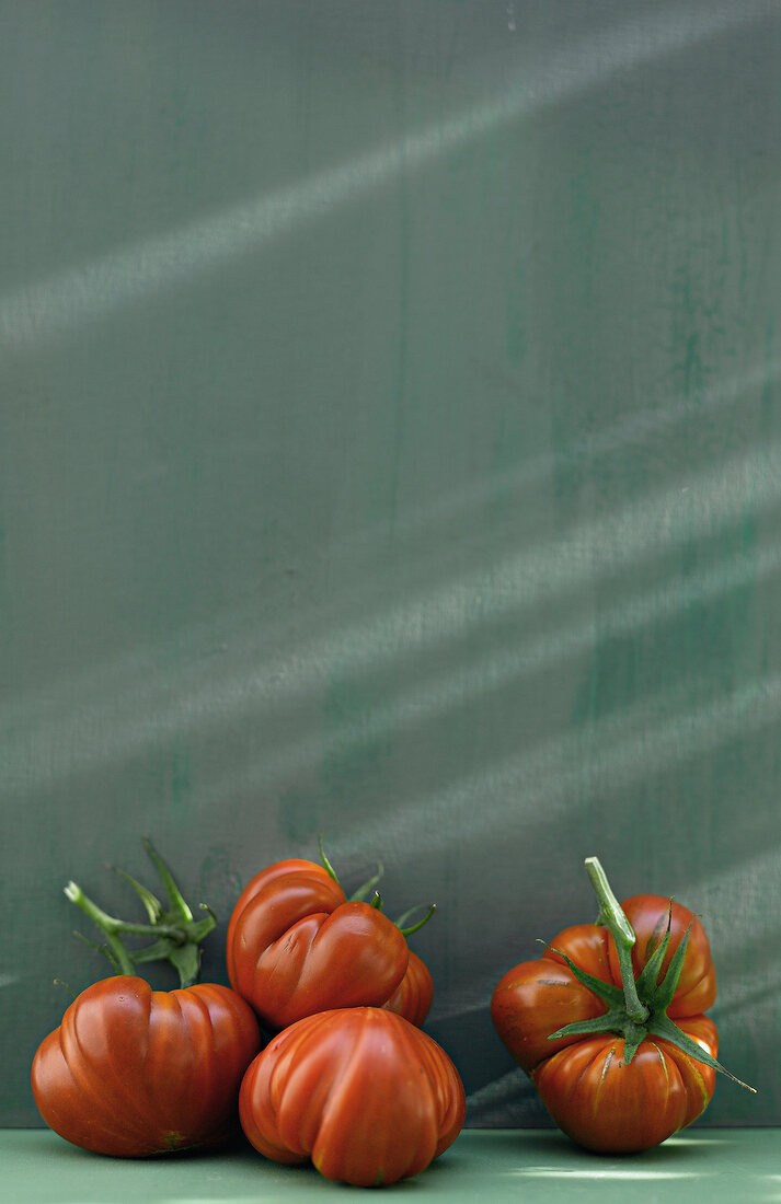 Vier sonnengereifte italienische Tomaten