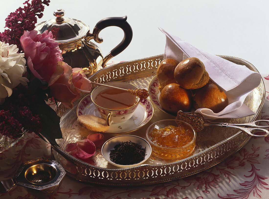 Teeszene mit Gebäck & Frühjahrsblüten