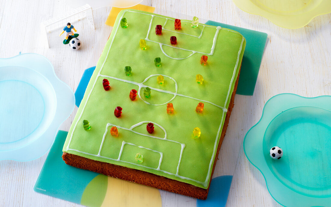 Backen für Kinder, Kicker- kuchen, Kuchen als Fußballfeld
