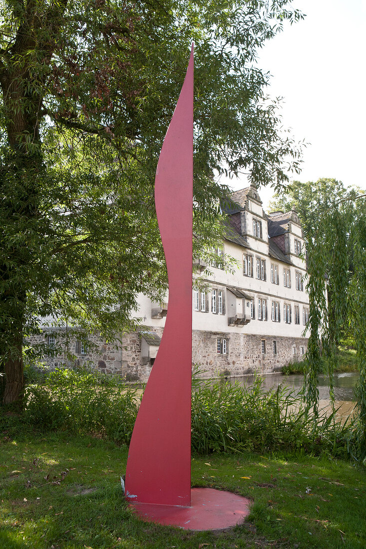 Skulptur, Kurve der Unendlichkeit im Park von Schloss Wendlinghausen