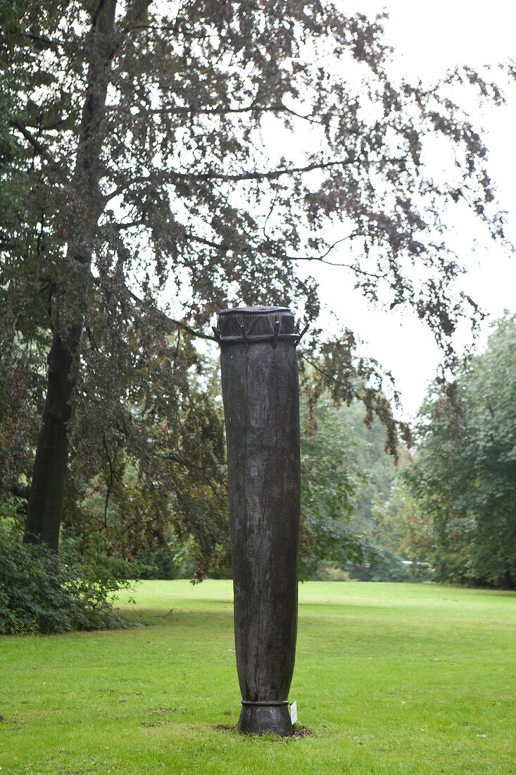Bronzeskulptur im Park von Schloss Wendlinghausen