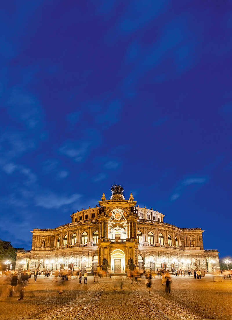 Dresden, Semperoper bei Nacht, am Abend, Beleuchtung